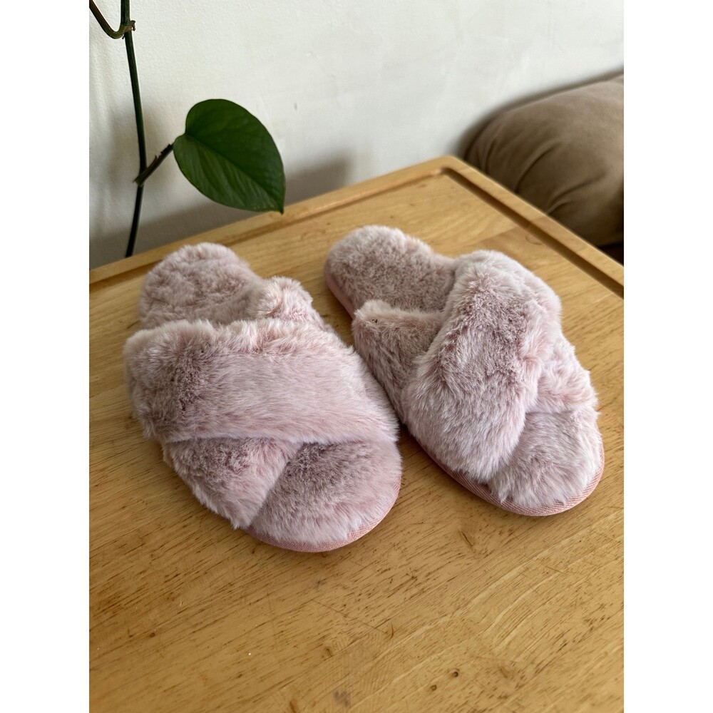 Women’s size 6 criss cross soft Slippers